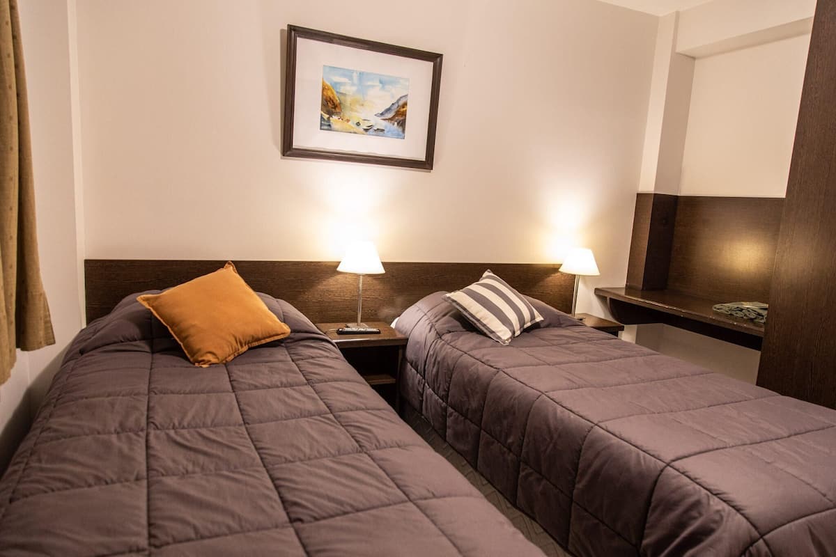 Ropa de cama hipoalergénica, minibar, caja fuerte