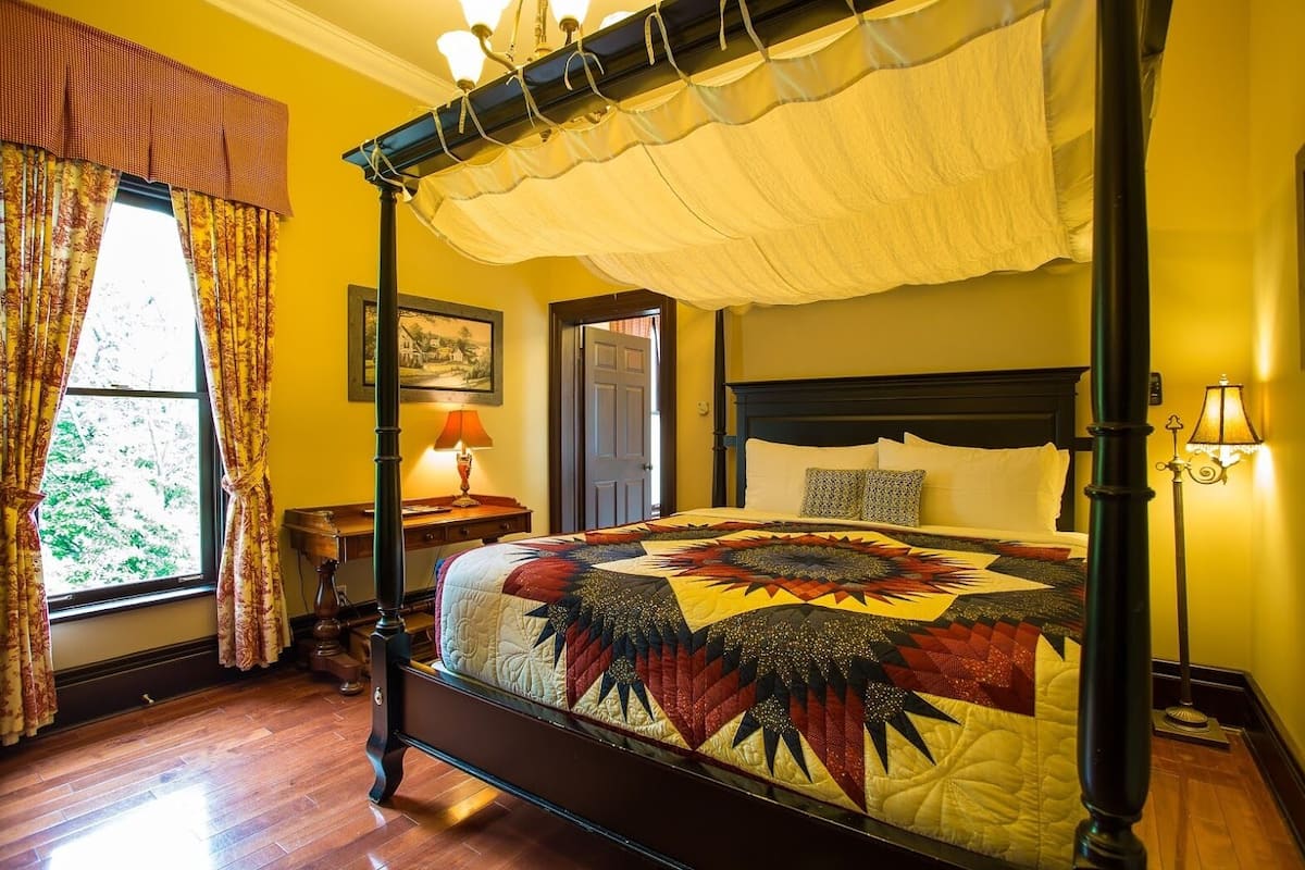Habitación, 1 cama de matrimonio grande | Colchones con acolchado adicional y decoración individual
