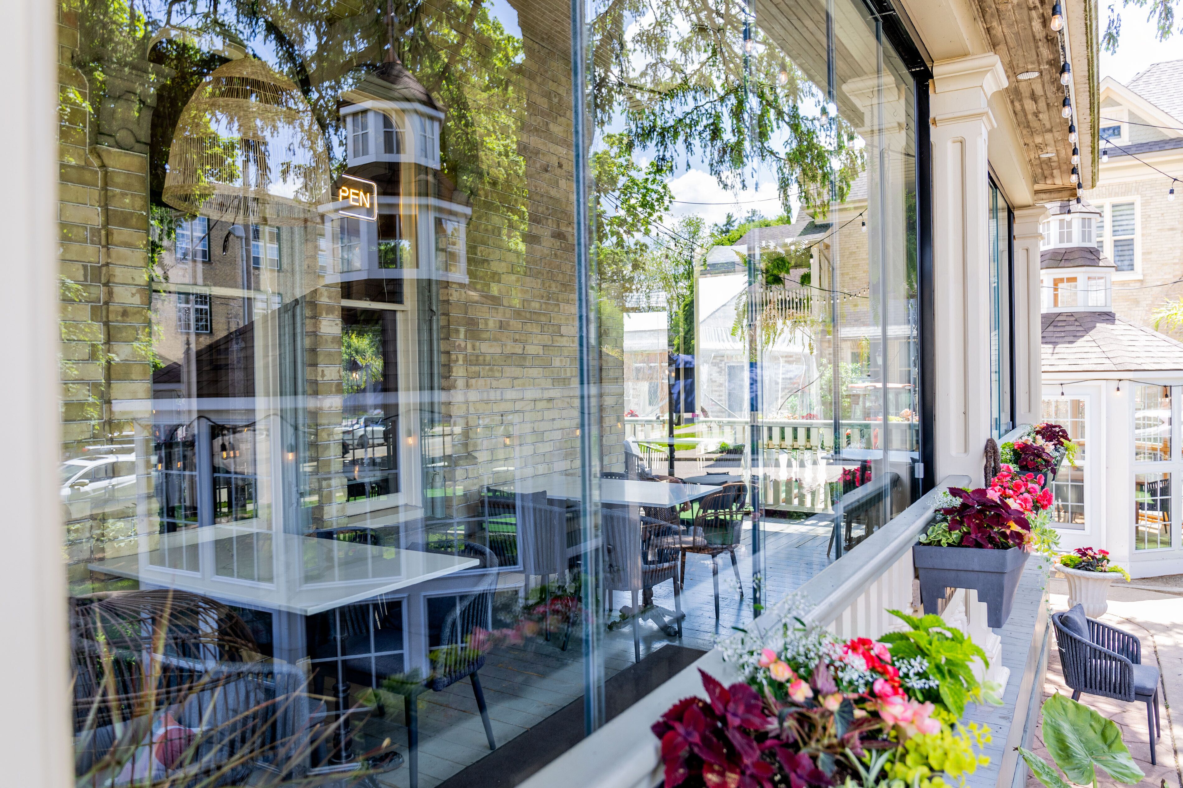 Phục vụ bữa trưa và bữa tối 