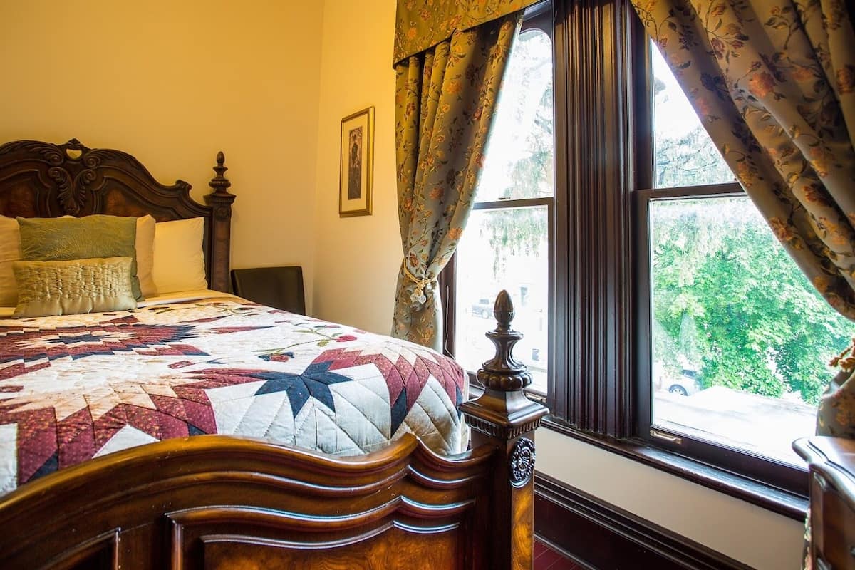 Habitación estándar, 1 cama de matrimonio | Colchones con acolchado adicional y decoración individual