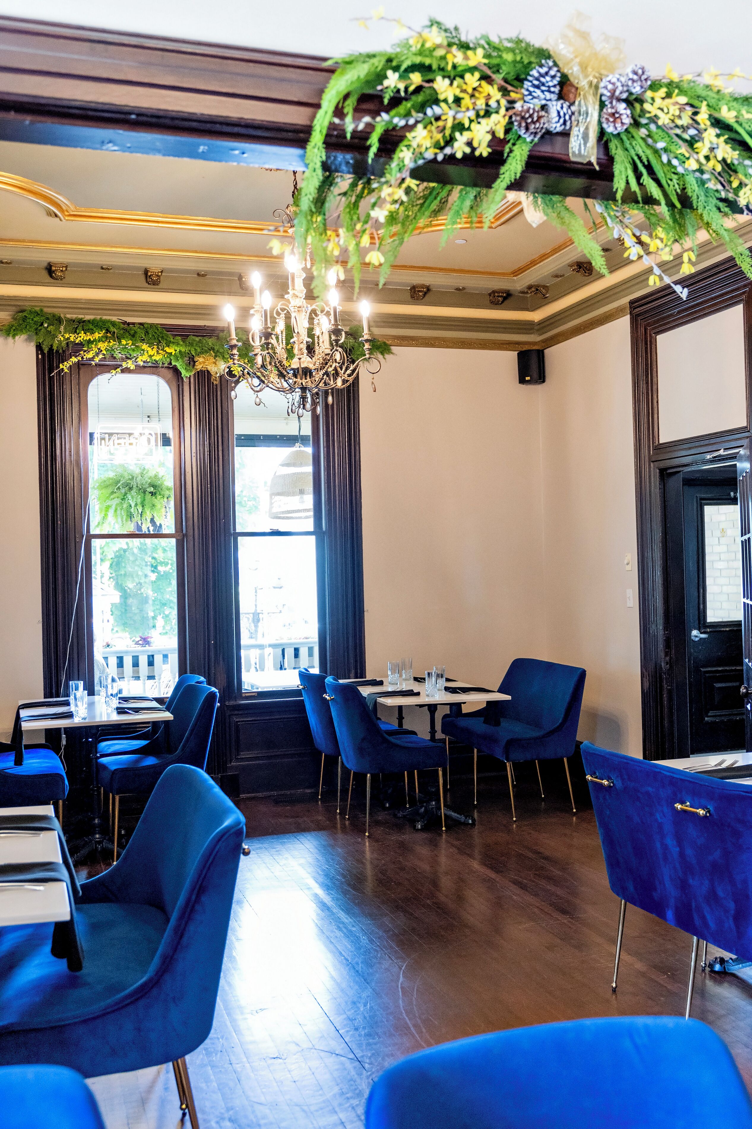 ランチ、ディナーに営業