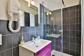 Shower, free toiletries, hair dryer, towels