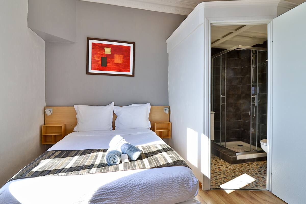 Double Room, Sea View | Premium bedding, in-room safe, cribs (free), WiFi (free)