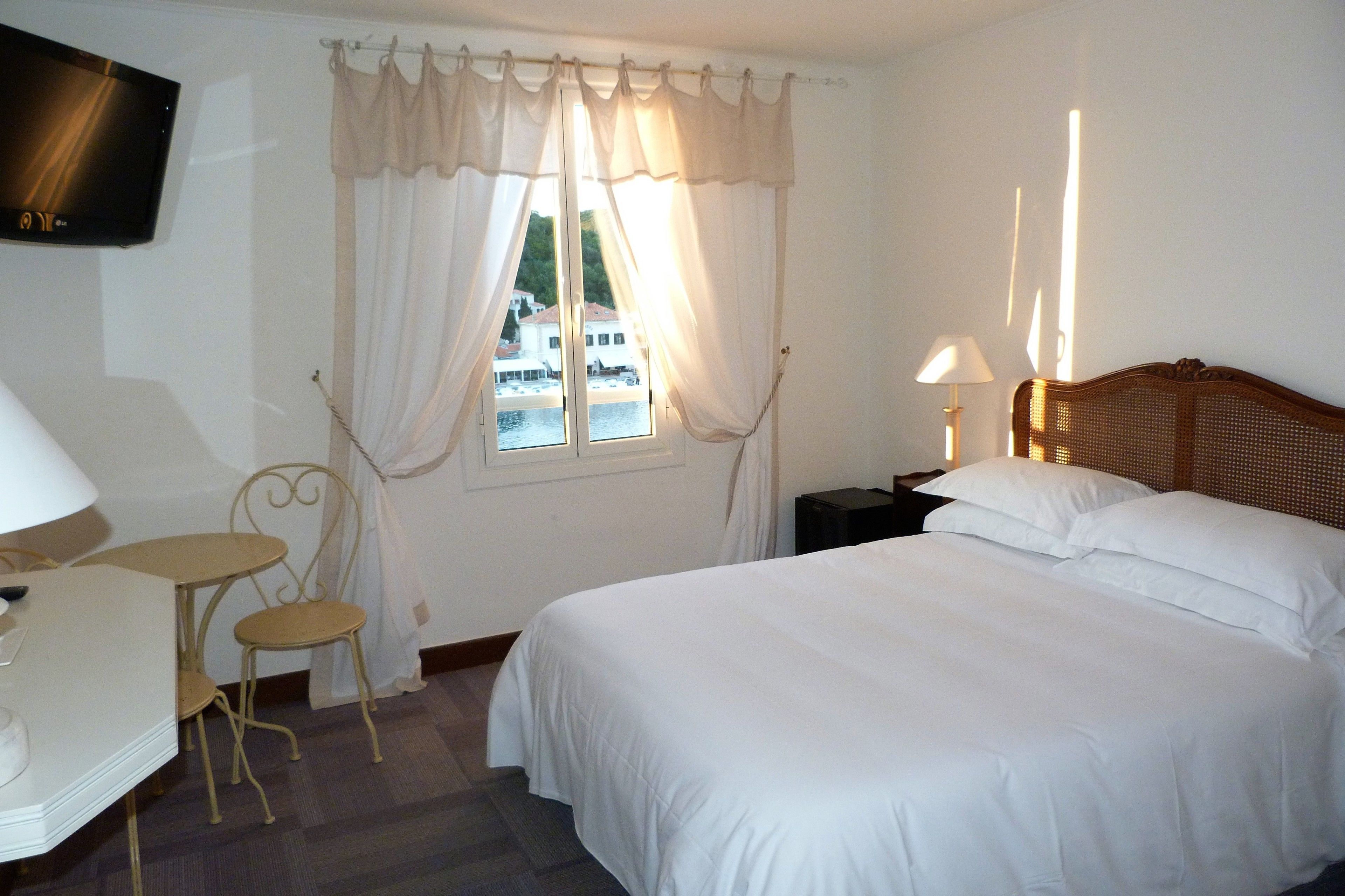 1 bedroom, in-room safe, individually decorated, individually furnished