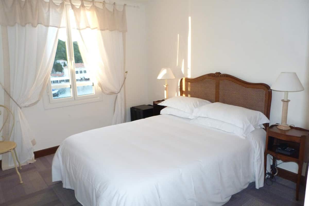 1 bedroom, in-room safe, individually decorated, individually furnished