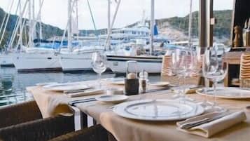3 restaurants, breakfast, lunch, dinner served; local cuisine