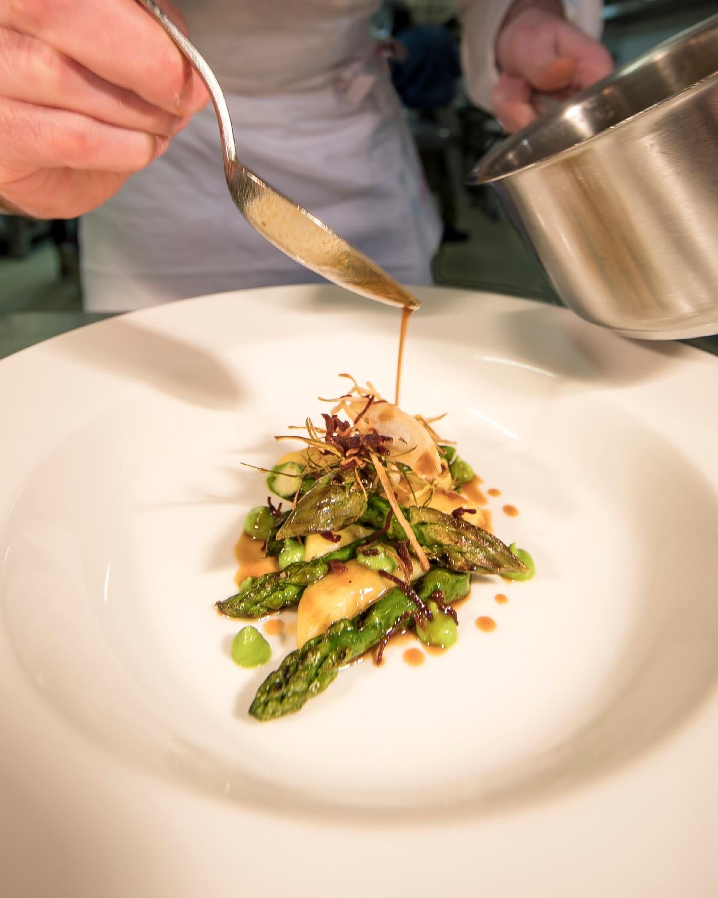 3 restaurants, breakfast, lunch, dinner served; local cuisine