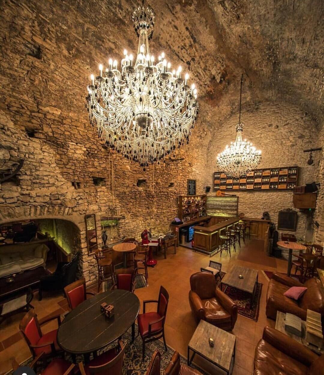 3 restaurants, breakfast, lunch, dinner served; local cuisine