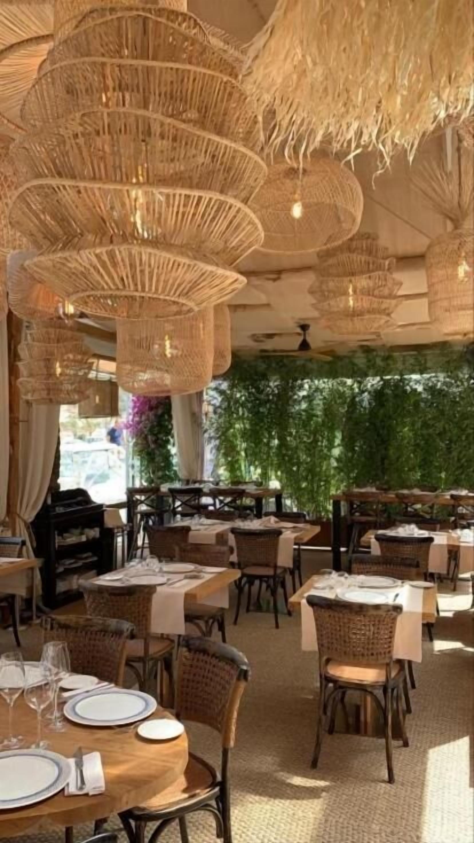 3 restaurants, breakfast, lunch, dinner served; local cuisine