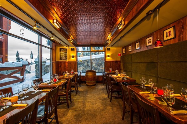 16 restaurants; dinner served 