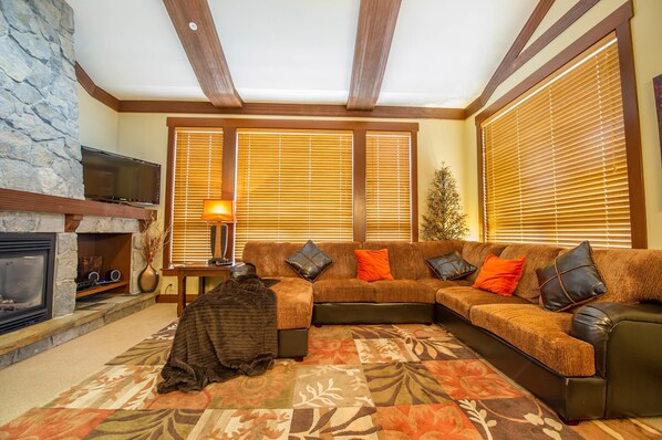 Executive Room, 2 Bedrooms, Hot Tub | Living area