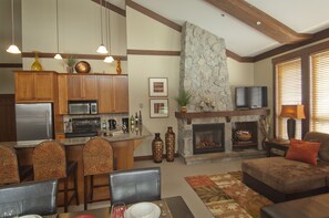 Executive Room, 2 Bedrooms, Hot Tub | 2 bedrooms, individually decorated, individually furnished, free WiFi