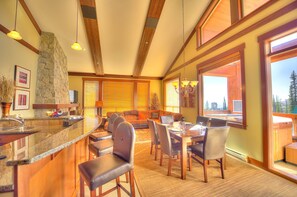 Executive Room, 2 Bedrooms, Hot Tub | In-room dining