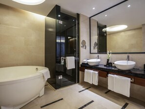 Deluxe Suite, 1 King Bed, Balcony | Down comforters, minibar, in-room safe, desk - Pullman Foshan Shunde (Foshan)