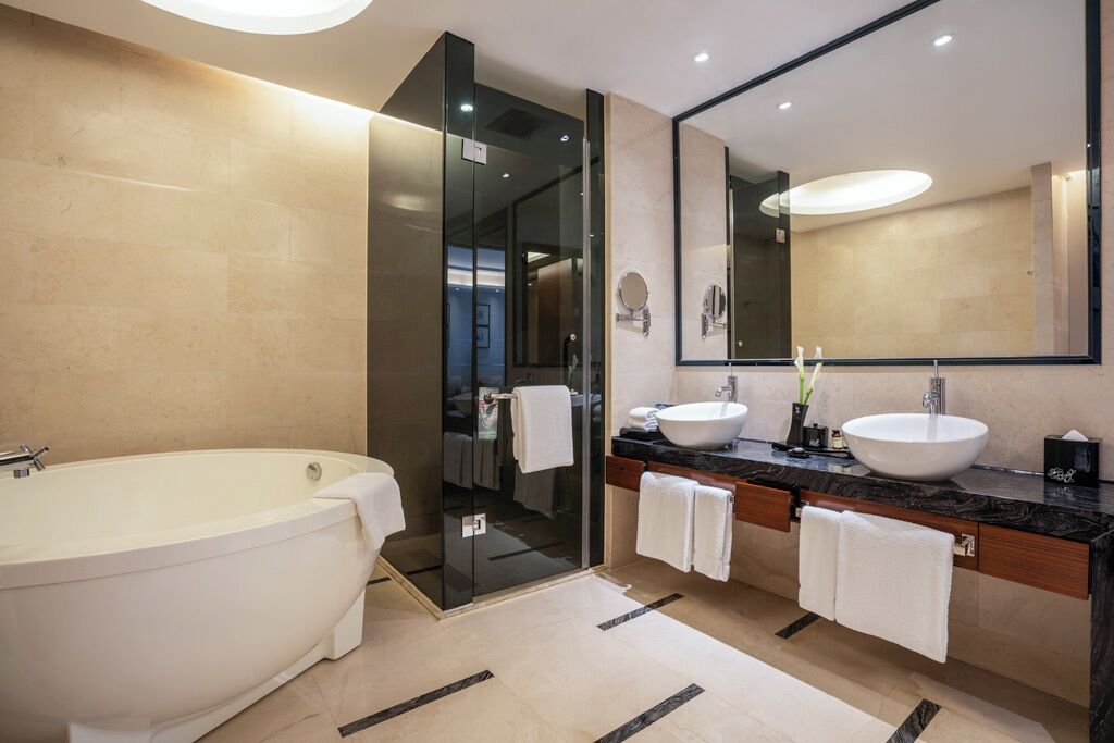 Deluxe Suite, 1 King Bed, Balcony | Bathroom | Eco-friendly toiletries, bathrobes, slippers, towels