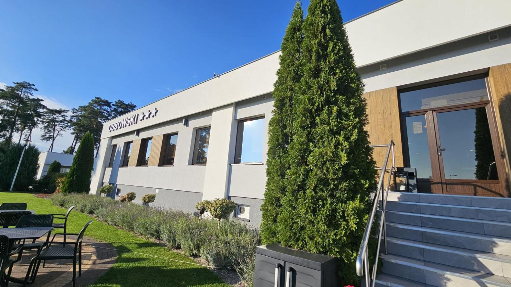 A modern building with a sign reading 'OSZOWSKI.'