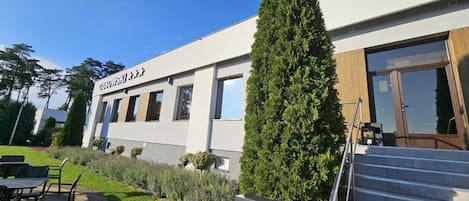 Un edificio moderno con un cartel que dice 'OSZOWSKI'.