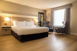 高档床上用品、加厚床垫、办公桌、笔记本电脑工作区