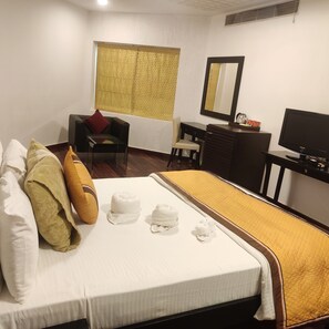 Deluxe Room | Premium bedding, down comforters, memory foam beds, minibar