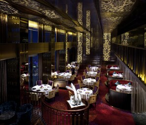 4 nhà hàng, phục vụ bữa sáng, bữa trưa, bữa tối, món Ý 