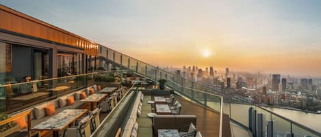 4 restaurantes, se sirven desayunos, comidas, cenas y cocina italiana