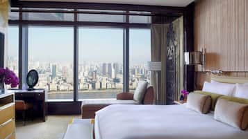 スイート キングベッド 1 台 (View) | 1 室のベッドルーム、羽毛の掛け布団、セーフティボックス (室内)、デスク