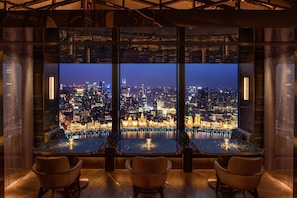 4 restaurantes; se sirve desayuno, almuerzo y cena; cocina italiana