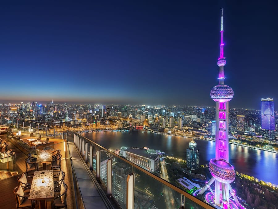 4 restaurantes, se sirven desayunos, comidas, cenas y cocina italiana