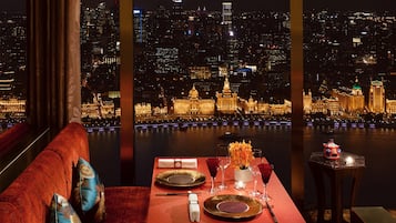 4 か所のレストラン、朝食、ランチ、ディナーに営業 (イタリア料理)