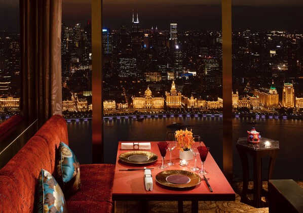 4 restaurants, breakfast, lunch, dinner served; Italian cuisine  - The Ritz-Carlton Shanghai, Pudong (Shanghai)