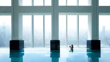 2 piscinas techadas, sillones reclinables de piscina