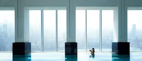 2 binnenzwembaden, open van 06.00 uur tot 22.00 uur, en ligstoelen