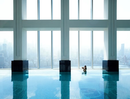 2 piscinas internas, funciona das 6h às 22h, espreguiçadeiras. The Ritz-Carlton Shanghai, Pudong