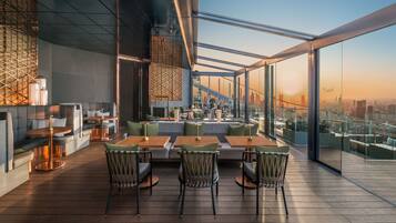 4 restaurantes; se sirve desayuno, almuerzo y cena; cocina italiana