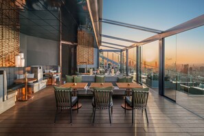 4 restaurantes; se sirve desayuno, almuerzo y cena; cocina italiana