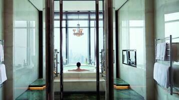 Suite Club, 1 trÚs grand lit (Chairman, Club Lounge Access) | Salle de bain | Baignoire et douche séparées, douche à « effet pluie »