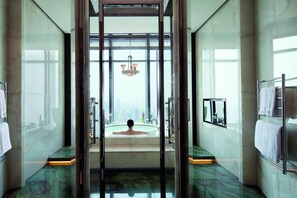 Bathroom - The Ritz-Carlton Shanghai, Pudong (Shanghai)