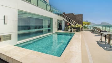 Utendørsbasseng og solsenger