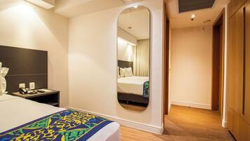 Quarto duplo standard | Frigobar, cofres nos quartos, escrivaninha