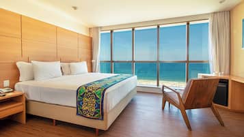 Suíte, vista para o mar | Frigobar, cofres nos quartos, escrivaninha