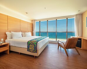 Suite, vue mer | Minibar, coffres-forts dans les chambres, bureau