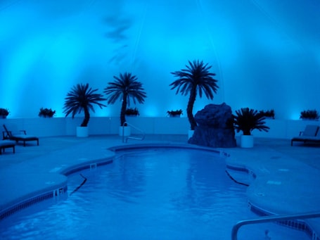 Una piscina techada, sillones reclinables de piscina