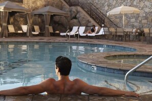 Kolam renang indoor dan kolam renang outdoor, dengan cabana gratis