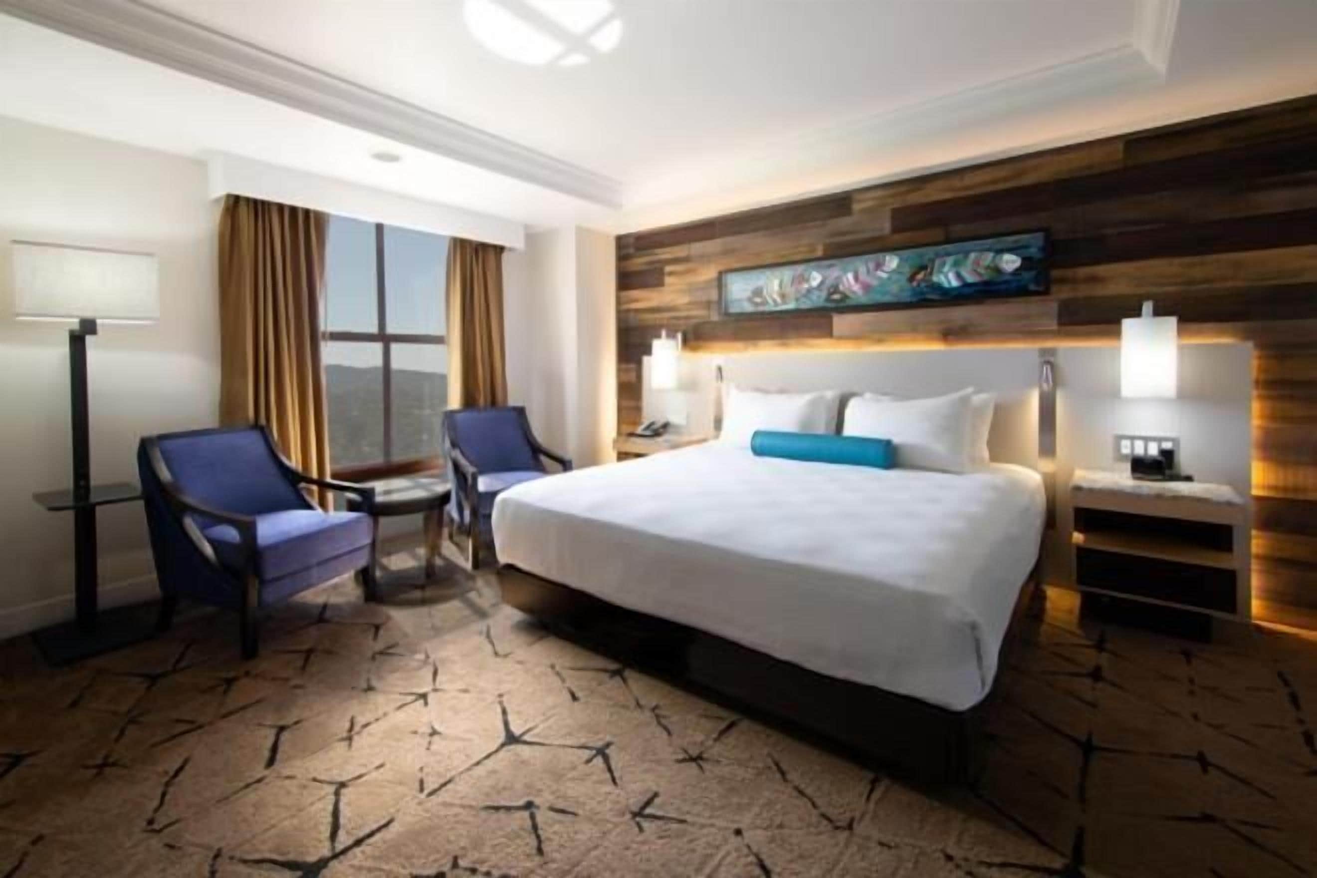 Premium bedding, in-room safe, desk, laptop workspace