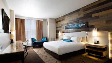 Ylelliset vuodevaatteet, tallelokero huoneessa, työpöytä