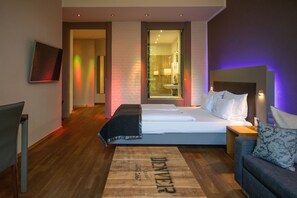 Suite junior | Ropa de cama hipoalergénica, minibar, caja fuerte y escritorio