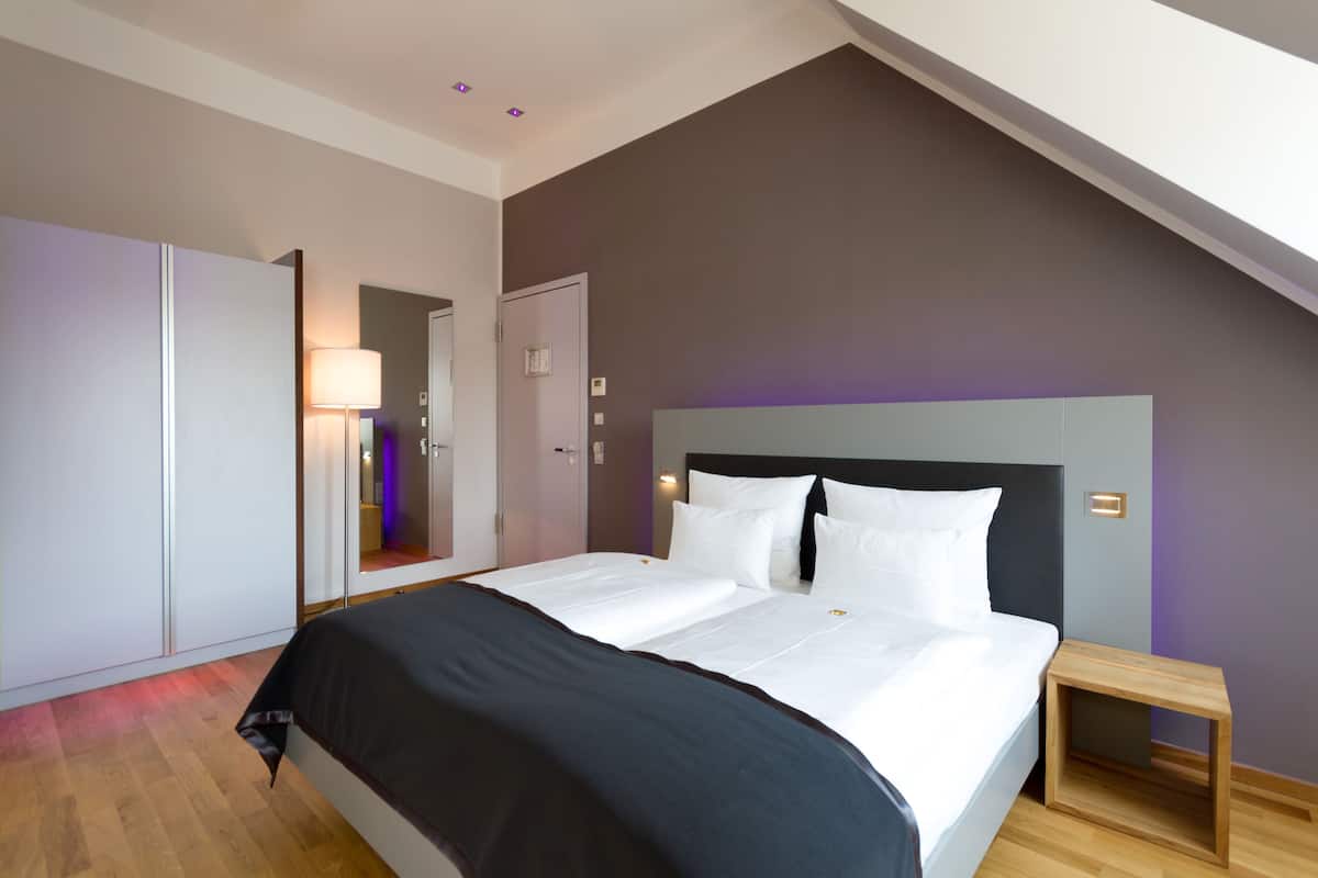 Hypoallergeen beddengoed, een minibar, een kluis op de kamer, een bureau