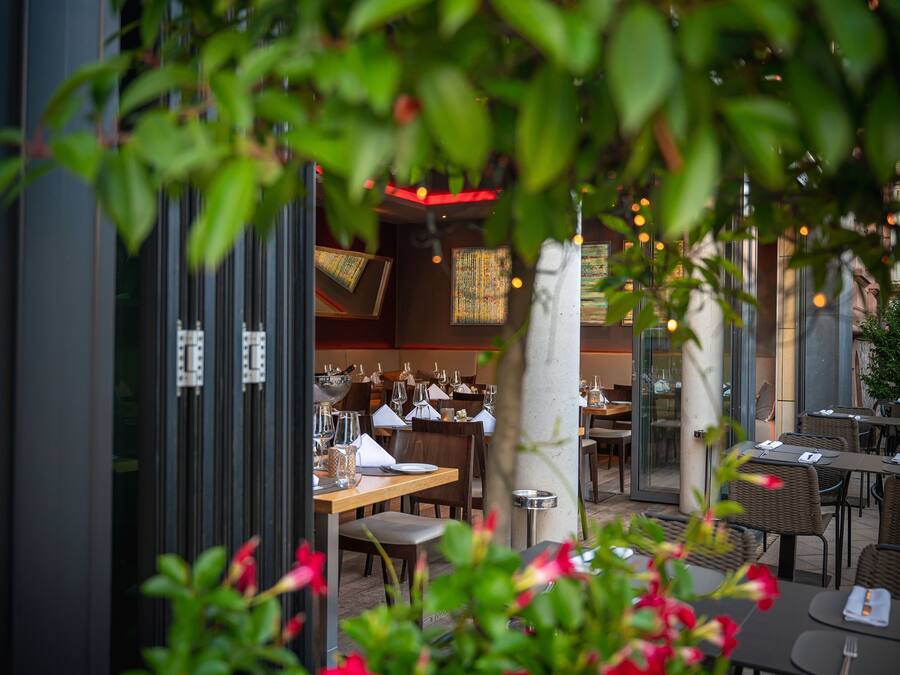 Lunch and dinner served, international cuisine