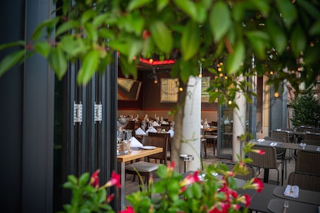 Lunch and dinner served . Qube Hotel Bergheim
