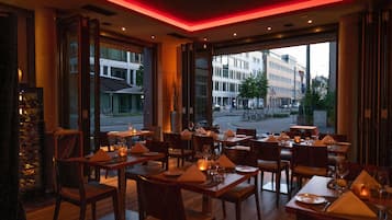 Lunch and dinner served, international cuisine